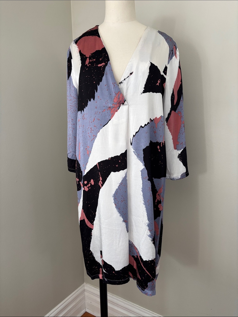 Minimum Abstract Print V-Neck Shift Dress in White, Black, Rose and Lilac Sz 38